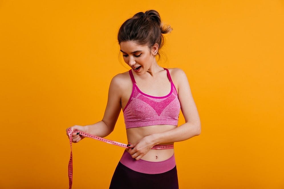 CrossFit helps burn belly fat. (Image via Freepik/Lookstudio)